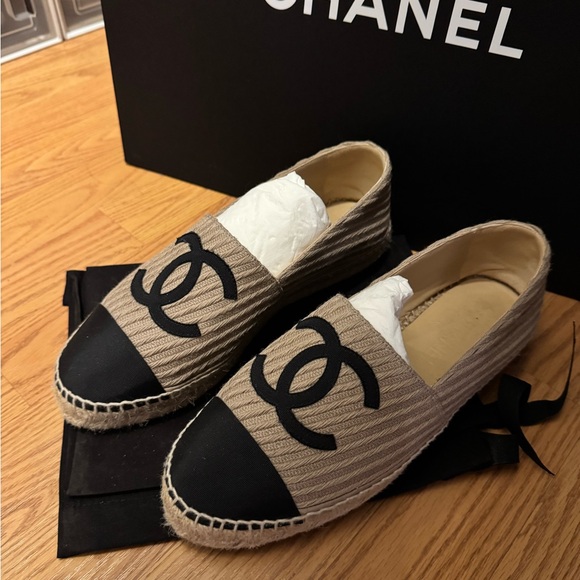 CHANEL Tan and Black Espadrilles - Picture 1 of 4